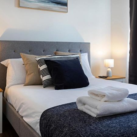 Modern 1-Bedroom Apartment, Beach 5-Min Walk, Free Parking Уеймут Екстериор снимка