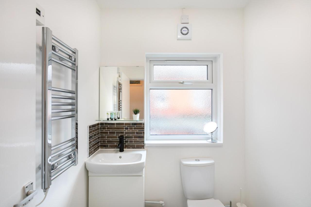 Modern 1-Bedroom Apartment, Beach 5-Min Walk, Free Parking Уеймут Екстериор снимка