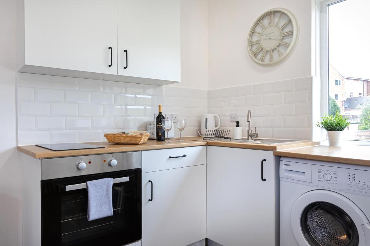 Modern 1-Bedroom Apartment, Beach 5-Min Walk, Free Parking Уеймут Екстериор снимка